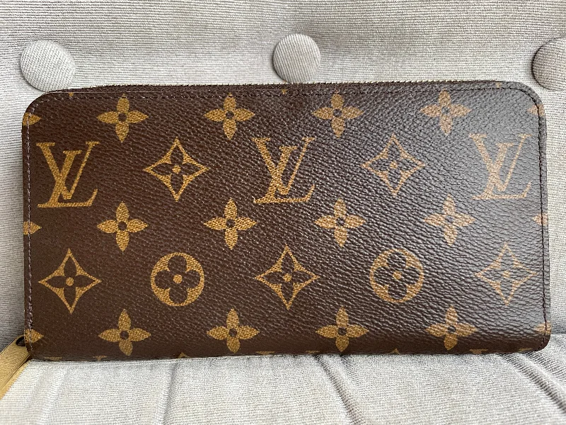 Luxury brand bags on saleLouis Vuitton Zippy Wallet in Monogram (RRP £565)