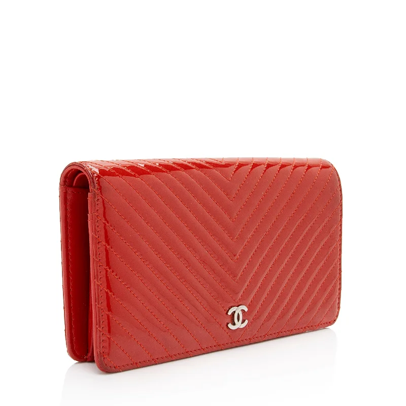 Designer bags with detachable strapsChanel Chevron Patent Leather Yen Wallet (dr7rcl)