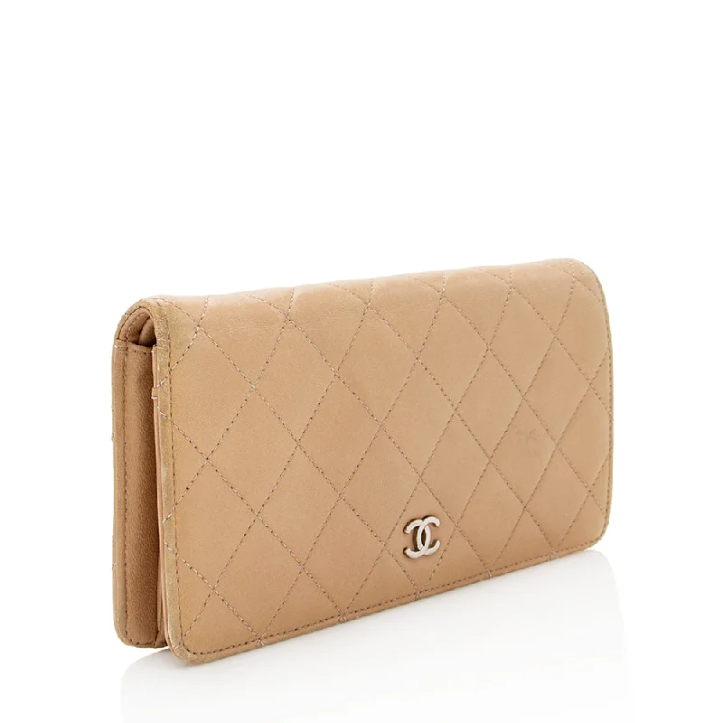 High-end designer bags for menChanel Lambskin CC Yen Wallet - FINAL SALE (19081)